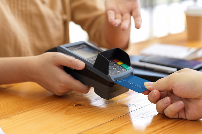 A shopper inserting his chip into the card reader