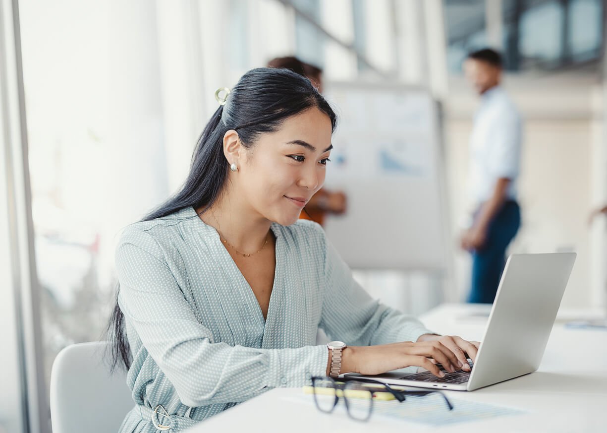 A woman at her laptop looking for a checking account